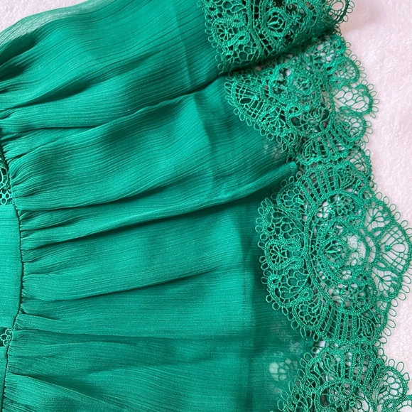 New Ted Baker Mixed Lace peplum SLVLS top💚I believe is a Small, see chart. - Picture 11 of 16
